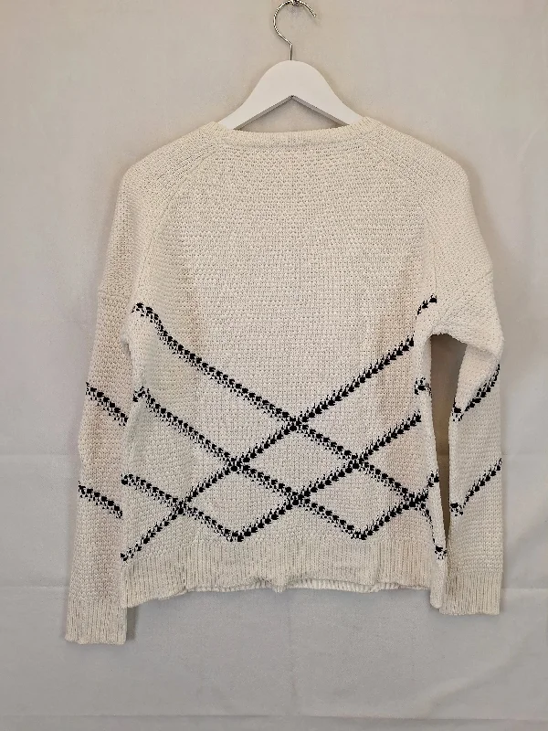 vince-patterned-crew-neck-jumper-size-s-b021-424-wh